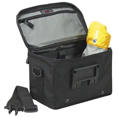 Produktbild von RIXEN & KAUL Lenkertasche "Daypack Box"  Volumen: 8l, inkl. KLICKfix-Lenkeradapter Übersichtliche Inneneinteilung mit 4 Zusatztaschen und Reißverschlussfach im Deckel, große Vortasche, Kartenfach, integrierte Regenhaube und abnehmbarer Schultergurt, stab