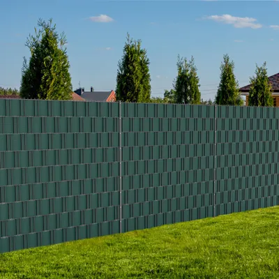 Produktbild von YZNAHRE Sichtschutzstreifen Hart PVC Zaun Sichtschutz 2,5m x 19cm Zaunfolie Blickdicht Anti-UV Sichtschutzfoile, für Doppelstabmattenzaun Stabmattenzaun Gartenzaun Sichtschutz (Grün)