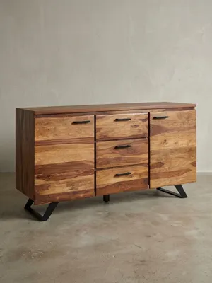 Freigestellte Frontalansicht der Anrichte 145x82 cm aus Sheesham-Holz mit drei Schubladen, zwei Türen und schwarzen Metallfüßen._#sku_BARWL6.544#