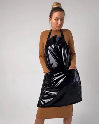 Produktbild von Lackierte Friseurschürze mit Tasche & verstellbarer Nackenschlaufe – 100% Polyester, universelle Größe, wasserabweisend – Schwarz