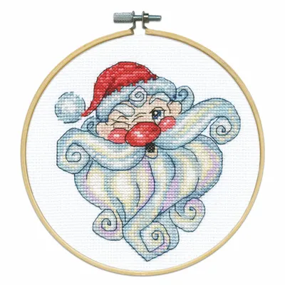 Produktbild von Design Works Kreuzstich Stickpackung mit Stickrahmen "Zwinkernder Weihnachtsmann", Zählmuster, Diam. 15cm