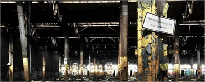 Produktbild von Wallario selbstklebendes Poster - Verlassene alte Fabrik-Halle mit leuchtenden Sonnenstrahlen, Größe: 50 x 125 cm