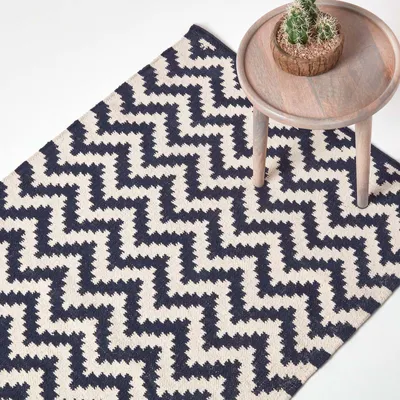 Produktbild von HOMESCAPES Handgewebter Kelim-Teppich Casablanca mit Zick-Zack-Muster aus 100% Baumwolle, dunkelblau und weiß, 160 x 230 cm