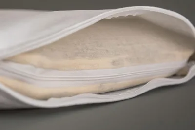 Produktbild von Bio-Buchweizenkissen 40x80cm, Köper-Baumwolle weiß, mit Bio-Buchweizenschalen, direkt befüllt