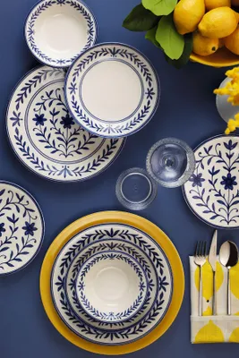 Produktbild von Hermia Concept, Hochwertiges 24-teiliges Dinner-Set aus 100% Porzellan, Blau | 6 Servierplatten (25 cm), 6 Teller (21 cm), 6 Schalen (13 cm), 6 Dessertteller (21 cm) | Mikrowellen- und spülmaschinenfest.