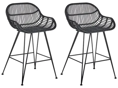 Produktbild von BELIANI Barstuhl 2er Set Schwarz Rattan Geflochten mit Rückenlehne Fußstütze Metallgestell ohne Armlehnen Boho Design Tresenstuhl Thekenstuhl