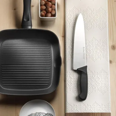 Immagine prodotto di Pinti coltello Cuoco Professionale P-9000 – Lama da 20cm in Acciaio Inox Forgiato – Manico Antiscivolo ergonomico nero - per taglio di carne, pesce e verdure – per Uso Domestico e Professionale – Italy