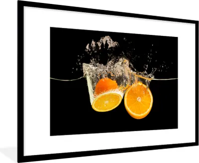 Produktbild von MuchoWow® Gerahmtes Poster Orange - Stillleben - Wasser - Schwarz - Obst 90x60 cm - Poster mit Schwarzem Bilderrahmen Wandposter Rahmen Foto Bilder - Wanddekoration - Fotos