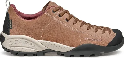 Mojito GTX Lifestyle Schuhe von Scarpa in braunem Wildleder mit schwarzer Gummisohle und roten Akzenten.