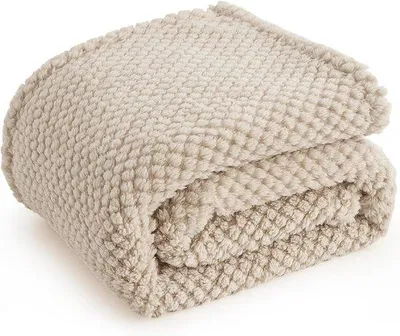 Produktbild von Famanu Kuscheldecke Weich und Warm - Flauschige Fleece Decke für Bett und Sofa - 150 x 200 cm