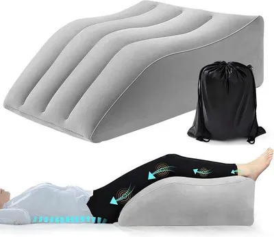 Obrázek produktu pro Unyqoos® nafukovací polštář pod nohy (klínový polštář) – polohování nohou pod úhlem 45°, ergonomický tvar, rozměry 25 × 20 × 9,5 palců, podporuje prokrvení a snižuje otoky