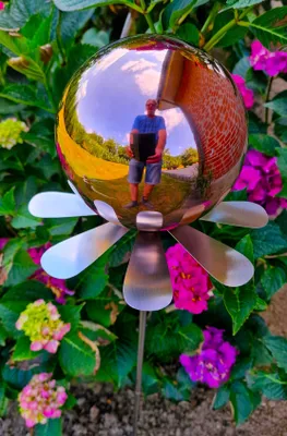 Produktbild von Blütenzauber Rotterdam Rosenkugel 15 cm Edelstahl golden rose poliert Gartenstecker Deko mit Stab 80 cm
