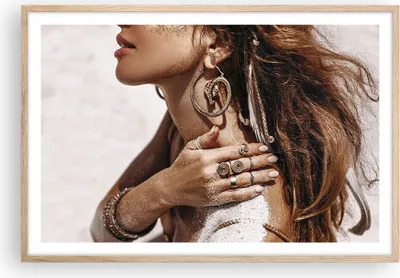 Produktbild von Gerahmtes Poster - Rahmen in heller Eiche - Sand Frau Schmuck - 91,5x61 cm - Wand Bild - Wanddeko - Wandbilder - Kunstposter - Wandposter - Bilderrahmen - Bilder - Kunstdruck - P2NAA91x61-4802
