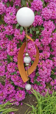 Produktbild von Skulptur Deimos weiß matt gebürstet 145 cm Edelstahl & Cortenstahl Beetstecker Gartenstecker Rosenkugel