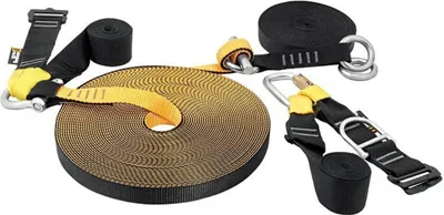 Slackline-Set von Singing Rock; 25 Meter lang; mit Gurtband; Karabiner und Spannvorrichtung.