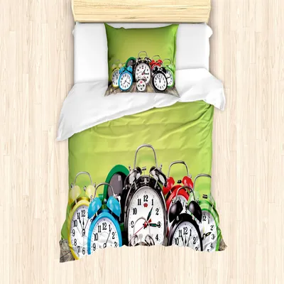 Produktbild von ABAKUHAUS Uhr Bettbezug Set, Eine Gruppe Wecker auf dem hölzernen Digitaldruck-nostalgischen Entwurfs-Druck des Bodens, 135 x 200 cm + 80 x 80 cm, Lindgrün