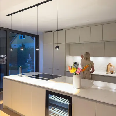 Produktbild von s.luce Beam LED Hängeleuchte 1-Phasen-Schienensystem 200cm Esszimmerlampe Endeinspeiser Schwarz Schiene in Schwarz Rund, Länglich 6-flammig