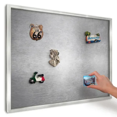 Produktbild von Magnettafel 70x50 cm in einem silbernen Rahmen - Magnetische Metalltafel, Magnetpinnwand zur Wandmontage für Wohnzimmer, Küche, Flur, Kinderzimmer und Büro - Metallische Oberfläche