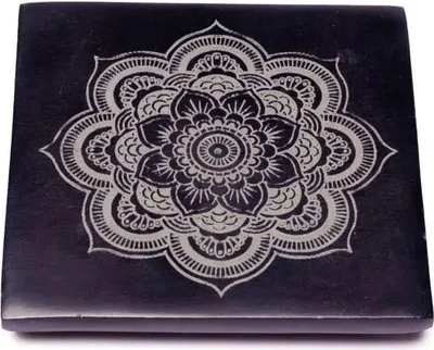 Immagine prodotto di Portaincenso in pietra ollare nera con mandala -- 10,5 cm
