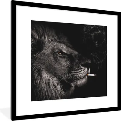 Produktbild von MuchoWow® MuchoWow® Gerahmtes Poster Löwe - Rauchen - Schwarz - Weiß 40x40 cm - Poster mit zchwarzem Bilderrahmen - Poster - Plakat im Rahmen