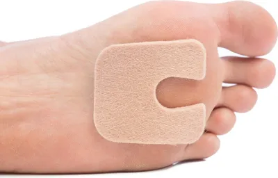 Produktbild von Hornhautpolster aus Filz | Schützt Hornhaut vor Reibung an Schuhen | Lindert Fuß- und Fersenschmerzen | Packung mit 24 selbstklebenden Polstern (1/8 Zoll)