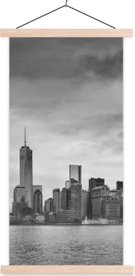 Produktbild von MuchoWow® Textilposter Manhattan New York in schwarz und weiß 40x80 cm mit holzfarbenen Rahmen - Wohnzimmer