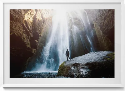 Produktbild von Blick auf den Gljufrabui-Wasserfall– Wandbild mit Rahmen – Gerahmtes Bild  – Wanddekoration – 100x70 cm –  Weiß Rahmen