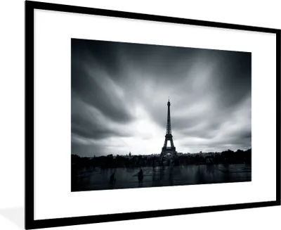Produktbild von MuchoWow® Gerahmtes Poster Blick auf den Eiffelturm 90x60 cm - Poster mit Schwarzem Bilderrahmen Wandposter Rahmen Foto Bilder - Wanddekoration - Fotos