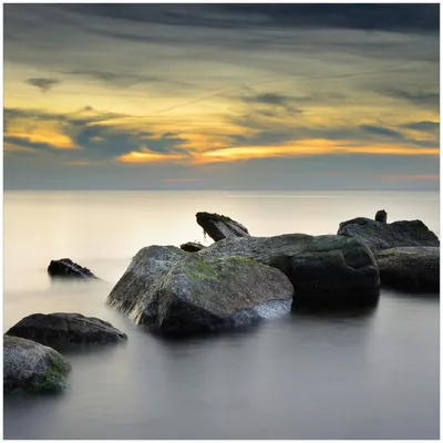 Produktbild von Wallario Premium Glasbild, freischwebende Optik, kräftige Farben, Größe 30 x 30 cm Motiv Mystische Felsen im Meer