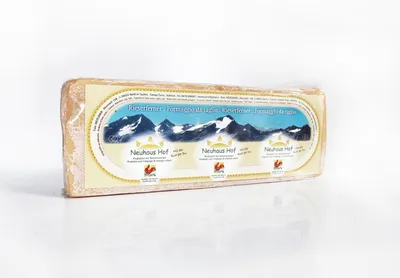 Obrázok produktu pre Rizňový syr, valcovitý tvar, vyrobený z surovej mlieka, váha cca 3,5 kg. Výrobca: Neuhaushof