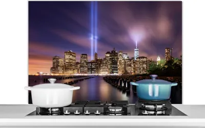 Produktbild von KitchenYeah®  Spritzschutz Küche - Küchenrückwand - Wandschutz für Herd und Spüle - New York - Nacht - Stadt - Wasser 100x65 - Alu-Dibond (Alternative zum Spritzschutz aus Glas) - Hitzebeständig - Her