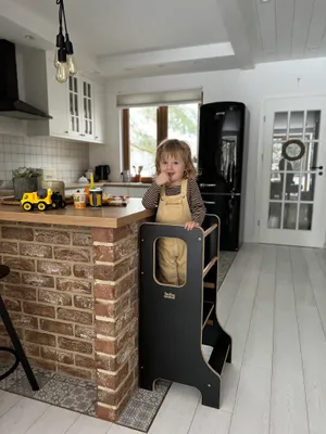 Produktbild von verstellbarer Lernturm für Kinder, BabyWood Kitchen Helper SLIM M schwarz, Küchenhelfer für Kinder, extra sicher, Learning Tower