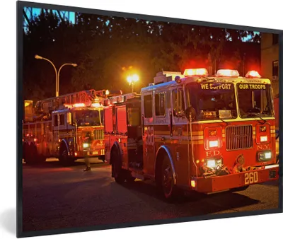 Produktbild von MuchoWow® Gerahmtes Poster Feuerwehrfahrzeuge von New York City 60x40 cm - Poster mit Schwarzem Bilderrahmen Wandposter Rahmen Foto Bilder - Printing - Wanddeko Schlafzimmer