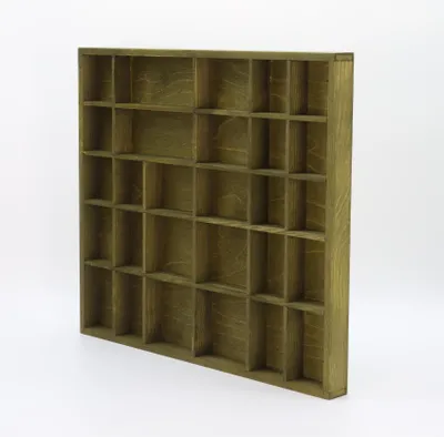 Zdjęcie produktu dla Drewniana półka Woodweaver zieleń oliwkowa, 28 przegródek, 45x40x3,5cm | Pudełko na ciekawostki | Na figurki z Kinder jajek, autka, minerały, kamienie