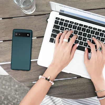 Produktbild von kwmobile Case kompatibel mit Google Pixel 6a Hülle - Schutzhülle aus Silikon metallisch schimmernd - Handyhülle Metallic Petrol