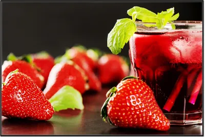 Produktbild von Wallario Wandbild Erdbeer-Mojito - Frische Erdbeeren, Größe: 61 x 91,50 cm, Poster mit schwarzem Aluminiumrahmen