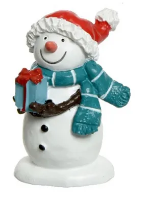 Schneemann trägt leuchtend rote Weihnachtsmütze mit flauschigen weißen Rand und Bommel.