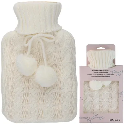 Produktbild von Alpina Wärmflasche 0,7 l aus Gummi mit weißem Strickbezug und Pompons