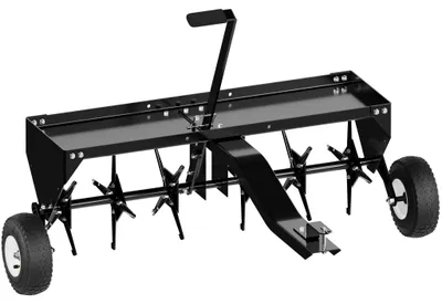 Produktbild von Wiltec Aerifizierer 90 cm für Aufsitzmäher, Rasenlüfter mit 7,6 cm Arbeitstiefe, Rasenbelüfter aus Stahl mit Kupplung für Rasentraktor