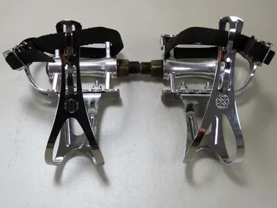 Produktbild von Fahrradpedale mit Retro-Pedalhaken & Riemen – Aluminium/Stahl, M14 x 1,25