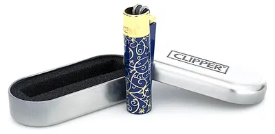 Produktbild von Clipper Metall Feuerzeug, Blau mit Muster, Nachfüllbar, Langlebig, 7,4 cm x 1,6 cm
