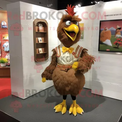 Immagine prodotto di Personaggio del costume della mascotte REDBROKOLY di pollo marrone vestito con un vestito e spille
