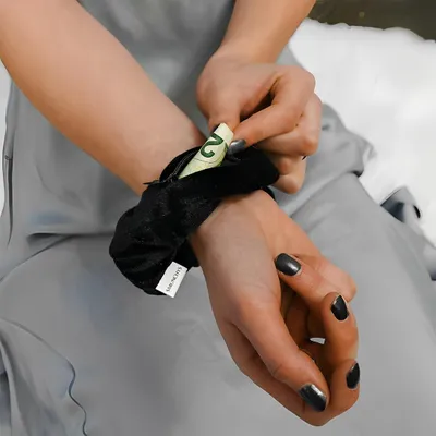 Produktbild von Haarelastiekchen für Damen - Set von 3 Scrunchies mit samtiger Tasche mit Reißverschluss