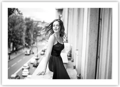 Produktbild von Poster - Poster ohne Rahmen - Frau Balkon Straße - 70x50 cm - Wand Bild - Wanddeko - Wandbilder - Kunstposter - Wandposter - Bilder - Kunstdruck - Wanddekoration - Wandbild - P2XAA70x50-5017