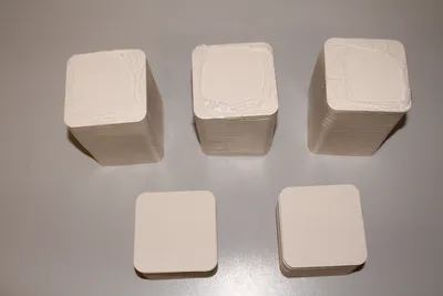 Produktbild von 25 Stück Bierdeckel Rohlinge blanko unbedruckt quadratisch 93x93mm Ecken abgerundet Material original Bierdeckelpappe