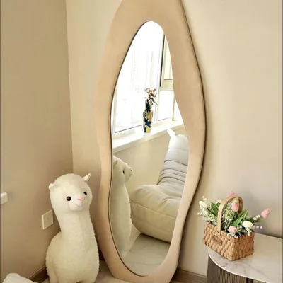 Produktbild von Ganzkörperspiegel mit Polsterrahmen – Moderner, Freistehender Spiegel fürs Schlafzimmer, Wohnzimmer & Flur – Standspiegel 180 x 75 cm in Hellbraun