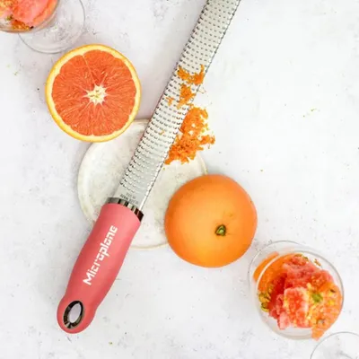 Obrázek produktu pro Microplane Zester - kuchyňské struhadlo v červené barvě na citrusové plody, parmazán, zázvor, čokoládu a muškátový oříšek s jemným ostřím z nerezové oceli. Vyrobeno v USA