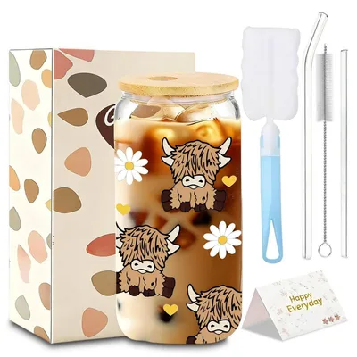 Productafbeelding van Drinkbeker met deksel en rietje, 500 ml, design "Hooglandkoe", gemaakt van borosilicaatglas. Set met reinigingsborsteltjes
