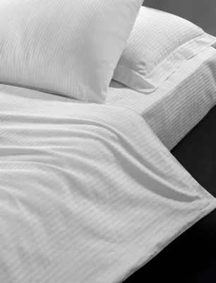 Obrázok produktu pre Hotelová posteľná bielizeň 140x200, 70x90cm Atlas grádl Biela - česaná 145g/m2, 4 mm pruh, zapínanie na zips