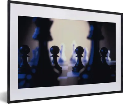 Produktbild von MuchoWow® Gerahmtes Poster Die schwarzen Schachfiguren 60x40 cm - Poster mit Schwarzem Bilderrahmen Wandposter Rahmen Foto Bilder - Schlafzimmer - Plakat in Rahmen - Drucken